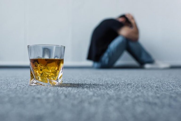 Jak codzienne picie piwa może prowadzić do alkoholizmu? Zrozumienie granicy między przyjemnością a problemem