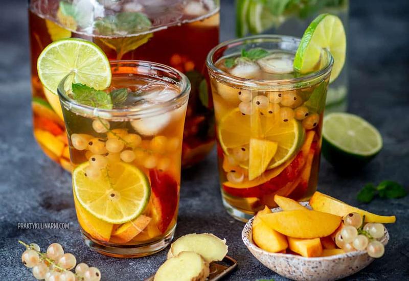 Odkryj orzeźwiające napoje z herbaty mrożonej w ponadczasowych przepisach