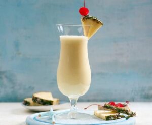Odkryj pyszny przepis na piña colada z rumem, który oczaruje Twoje zmysły