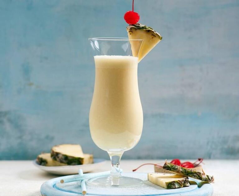 Odkryj pyszny przepis na piña colada z rumem, który oczaruje Twoje zmysły