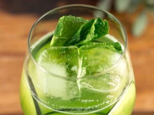 Zielone drinki, które rozkręcą każdą imprezę – najlepsze przepisy na orzeźwiające koktajle