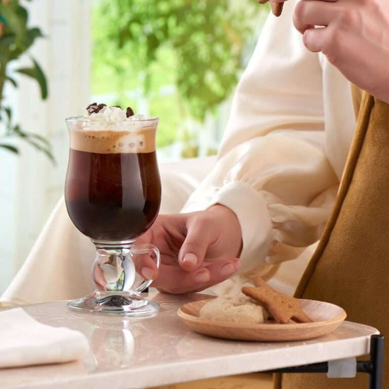 Odkryj tajemnice idealnego irish coffee: historia i smakowe wariacje
