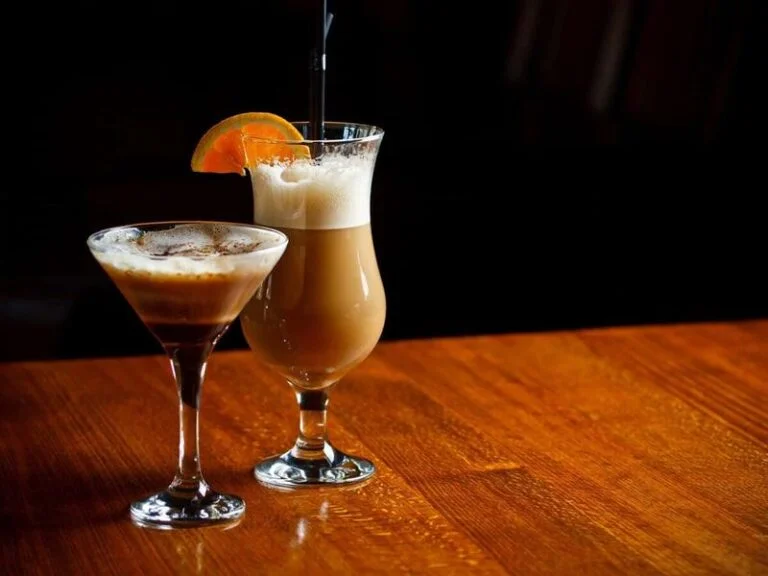 Kawowe Inspiracje: Najlepsze Propozycje Drinków z Kawką na Każdą Okazję