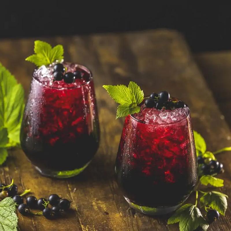 Zaskakujące smaki: odkryj najlepsze przepisy na drinki z sokiem porzeczkowym