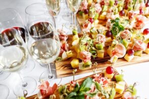 Przekąski do wina – odkryj smakowite połączenia, które zachwycą każdego konesera