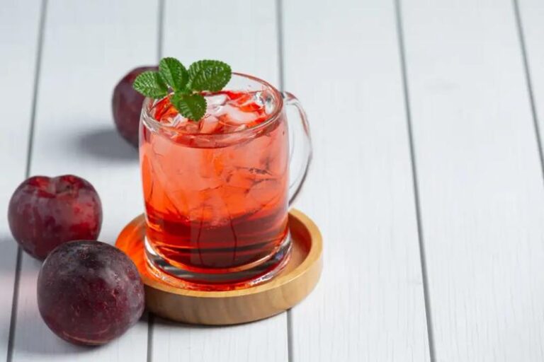 Odkryj zaskakujące drinki ze śliwowicą, które zachwycą Twoich gości