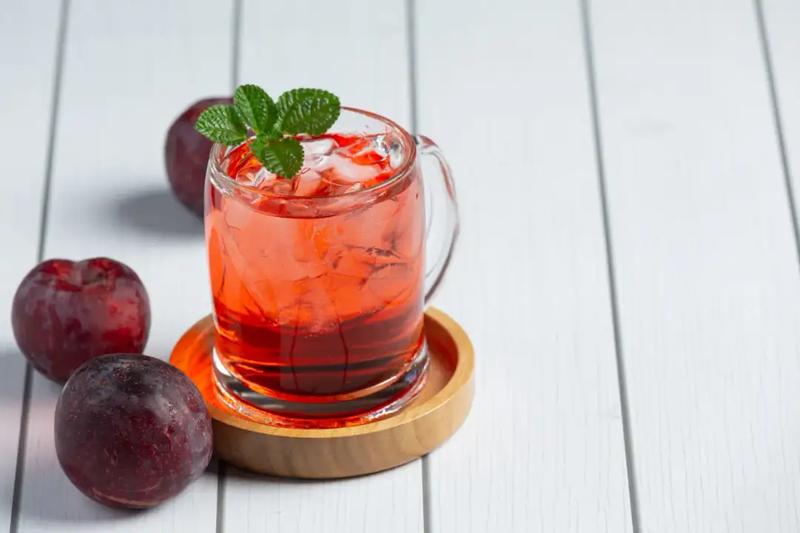 Odkryj zaskakujące drinki ze śliwowicą, które zachwycą Twoich gości