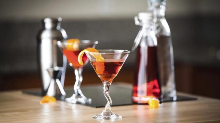 Odkryj Najlepsze Dodatki i Akcesoria do Alkoholu, Które Urozmaicą Twoje Wieczory