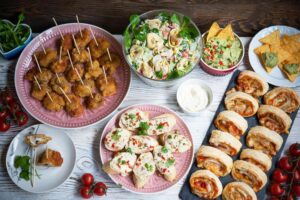 Przekąski urodzinowe, które oczarują wszystkich gości – sprawdź, jak je przygotować!