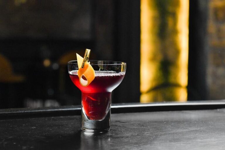Smakowite inspiracje: najlepsze przepisy na dobry drink z whisky, które zachwycą gości