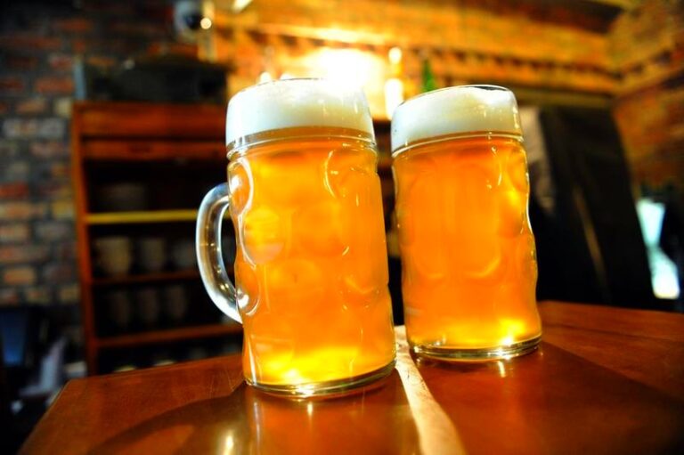 Czy piwo to alkohol? Oto zaskakujące fakty o jego wpływie na zdrowie, które warto znać
