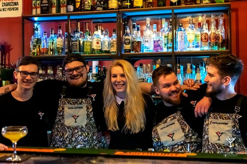 Gdynia po zmroku: Gdzie na drinka? Odkryj najlepsze bary i koktajle w mieście
