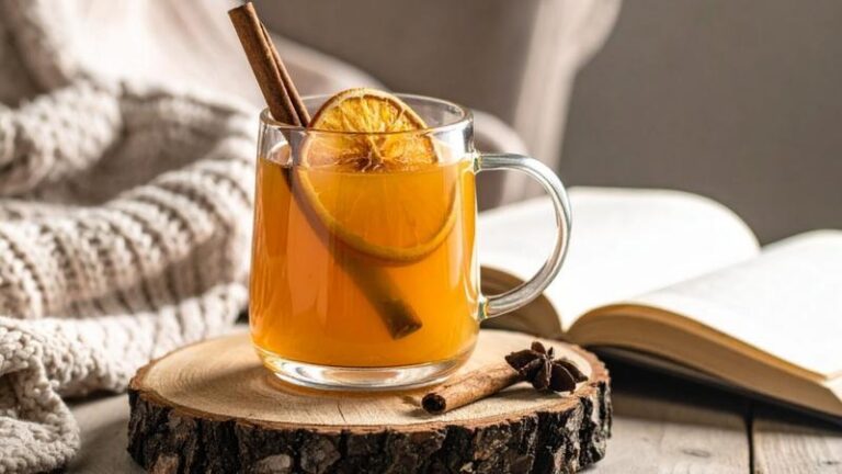 Drinki które pomagają poczuć się lepiej w sezonie grypowym — 7 rozgrzewających i wzmacniających przepisów