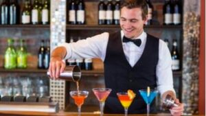 Kto robi drinki: sekrety pracy barmana i jego sztuki