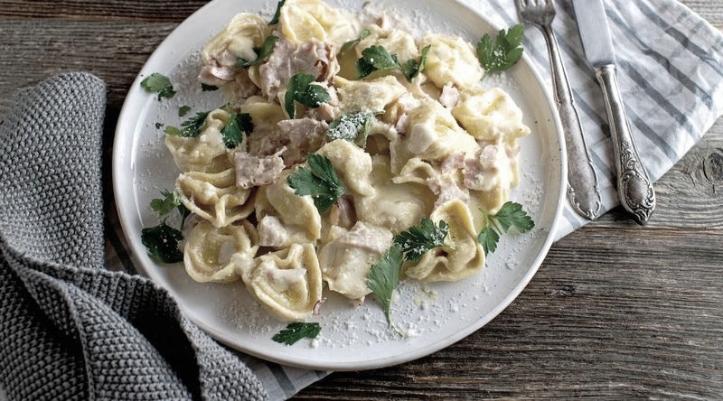 Szybkie i smaczne przepisy na obiad z tortellini, które zaskoczą twoich gości