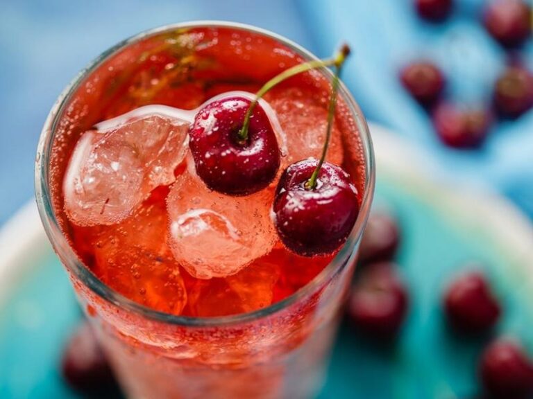 Alkohol na walentynki: 10 pomysłów na prezenty i drinki dla niej i dla niego