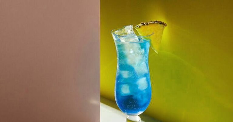 Orzeźwiający drink z blue curacao i sokiem jabłkowym – prosty przepis na lato