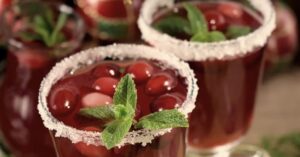 Pyszne drinki z herbatą na lato – przepisy na efektowne przyjęcie