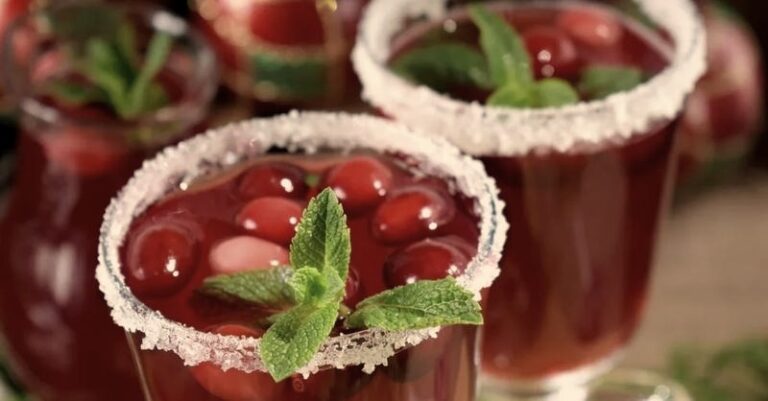 Pyszne drinki z herbatą na lato – przepisy na efektowne przyjęcie