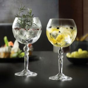 Z czym i jak pić gin? Sprawdzone połączenia i proste drinki