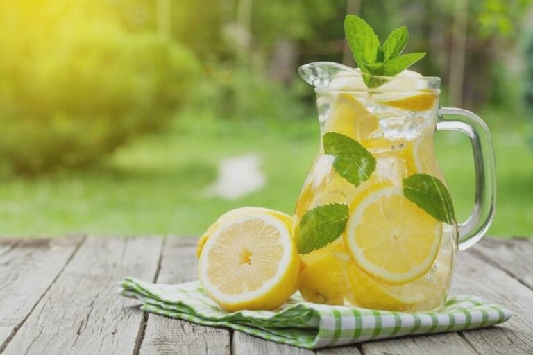 Kwaśny orzeźwiający drink: 7 przepisów na lekkie letnie napoje