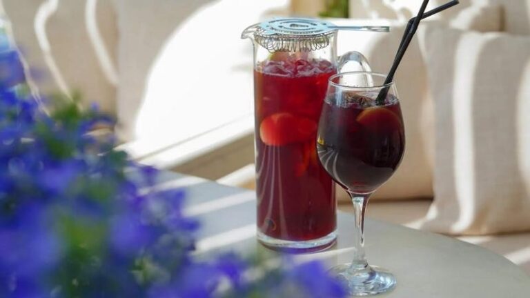Najlepsze drinki z czerwonym winem – 7 przepisów, które zaskoczą gości