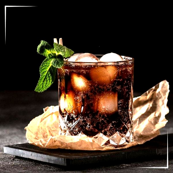 Prosty drink z whisky – 7 łatwych przepisów na każdą okazję