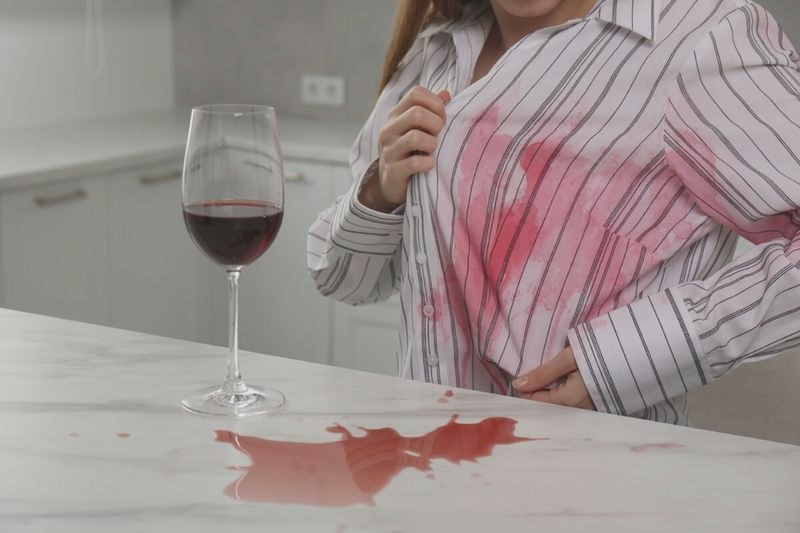 Jak sprać czerwone wino? Skuteczne sposoby bez śladów