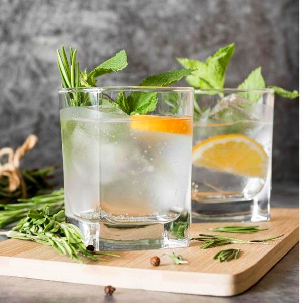 Jaki gin wybrać do drinków? Najlepsze marki i smaki do koktajli