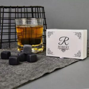 Jakie kostki do whisky wybrać, by zachować smak trunku?