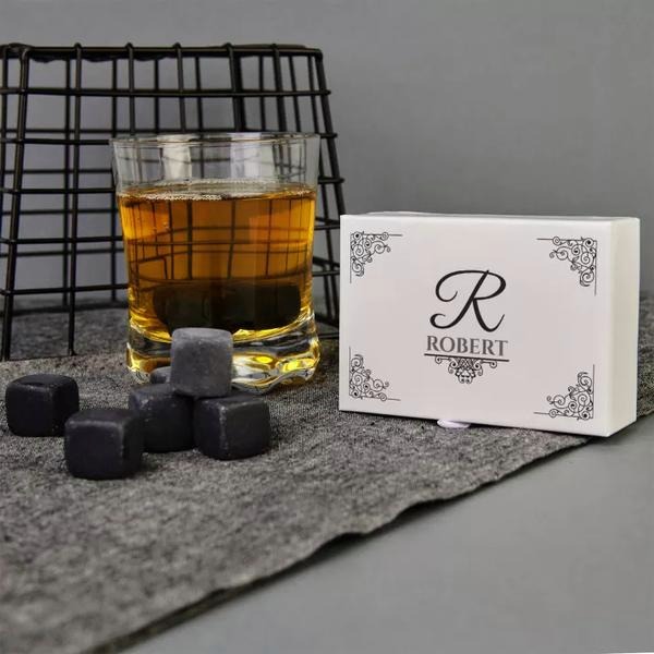 Jakie kostki do whisky wybrać, by zachować smak trunku?