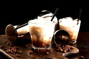 Rosyjskie drinki: White Russian i Black Russian – przepisy i różnice