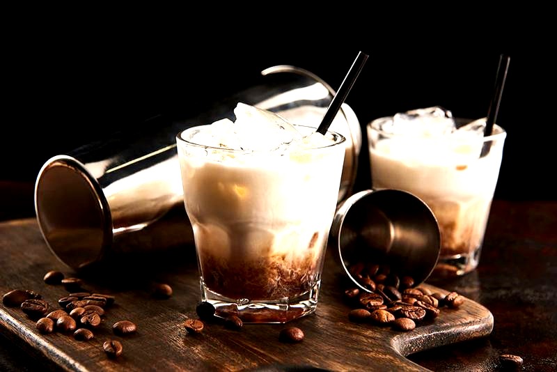 Rosyjskie drinki: White Russian i Black Russian – przepisy i różnice